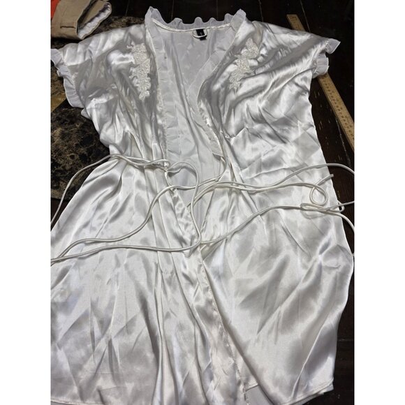 Ambrielle White Satin Lingerie Robe Women's 2X 2XL Floral Detail - Picture 1 of 4
